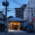 玄関土間は庇と添うように斜めに勾配を取り、既存の歩道切り下げに向かってスムーズに車の出し入れを行えます。