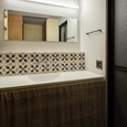 洗面室にもお施主様が調達したタイルをレイアウト。2人同時使用できる間口を確保。水栓はレトロな2ハンドル。