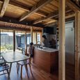キッチンは間取りに合わせて変則的なL型ペニンシュラで製作。玄関から居間、庭まで見渡せるレイアウト。