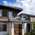 巣箱のイメージで作った一本足のポスト(伝書箱)。表札・インターフォン兼用。