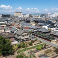 俯瞰。戦前の民家や昭和レトロな商店が残る街並み。交通至便で特別な法規制もないため、ハウスメーカーの住宅と賃貸マンションへの建て替えが進む。