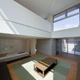 吹き抜けで明るく開放的なリビング