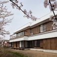 外壁には杉板を使用した外観