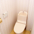 ピンク色のトイレとゴールド色の金物