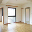 共同住宅の室内：ガラスブロックとサッシ