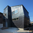 a crooked house (曲がった家)