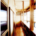 本棚のある２階廊下の写真