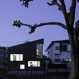 川の向かい側から見る外観（夜景）
