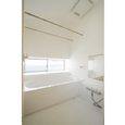 窓をつけて換気をよくしたバスルーム