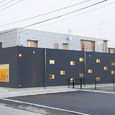 ランダムに小窓を配置した外観
