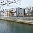 川のそばに佇む外観