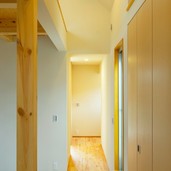 天井のアーチに光りが回り込んでやさしい雰囲気の空間に