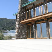 建物からビーチへと続くようなテラス