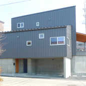 1階をガレージとした混構造の住宅