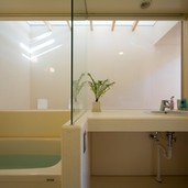 狭小住宅とは思えないバスルームの開放感