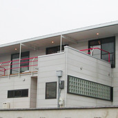 建物前面とはまた違った表情の裏側