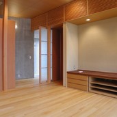 自然な風合いの床壁天井が優しい雰囲気のリビング