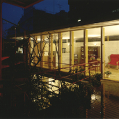 13メートル浮いた様に続いているLDKの天井