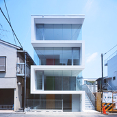 床、壁、屋根、階段だけの要素で構成したシンプルモダンなデザイン