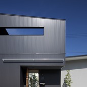 黒い金属サイディングを使用した住居のファサード