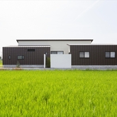 緑の中に佇む平屋