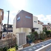 旗竿敷地に建つ家