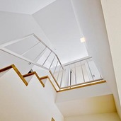吹き抜けで開放感のある階段