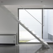 ＬＤＫの中央に配した、空間に溶け込むようなスチール階段