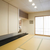 浮き収納で足元をすっきりさせ、室内の大きさをより広く見せる和室