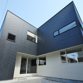 黒と白のコントラストで建物のソトとナカをやわらかく設計されている外観