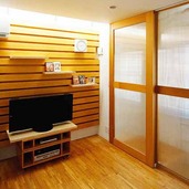 木の質感で統一されたリビング