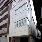 密集地ながら、開口部位置の工夫により充分な採光が取れる外観