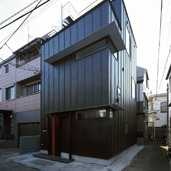 黒のガルバリウム鋼板をくるりと回したクールな北西面外観