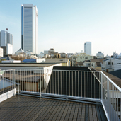美しい夜空と戯れる時間が待ち遠しい、都心に建つコンパクトな３階建ての屋上