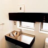 ステンレストップとボウル部分が一体化した、トイレ内手洗い場所