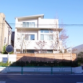 庭方面から外観を見る