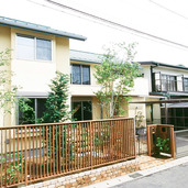 全面道路から見た外観