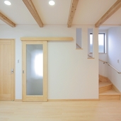 建具(ドア)もすべてパインの無垢材
