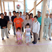 家族と作り上げる建設中の様子