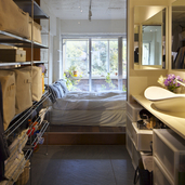 洗面室から寝室へ