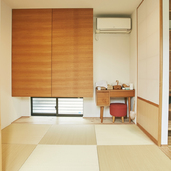 三角屋根と中庭の家