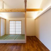 壁と天井に漆喰を塗ったリビングダイニング