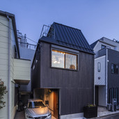 オーバーハングを利用した駐車スペースのある狭小住宅