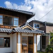巣箱のイメージで作った一本足のポスト(伝書箱)。表札・インターフォン兼用。