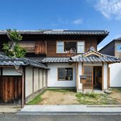 正面。左手の駐車場は舗装せずダイゴンドラ種子撒き。右手は四つ目垣で緩く仕切って街並みにも緑が溢れるように。シンボルツリーは橘。