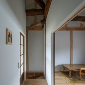 2階は個室とクローゼット。床板は吉野杉。右手の子供部屋はしばらくオープンに使い、既存引違戸を補修・反転した引分戸を嵌めて将来の分割に備える。