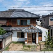 1階は漆喰塗り。2階はお隣と板幅や押え縁の間隔を揃えて製作した焼杉貼り。