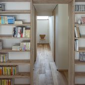本棚のトンネルを潜って小部屋へ。
