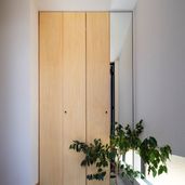 玄関土間。姿見を兼ねた製作建具。