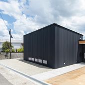 北西から見る。道路より約30cm下がった敷地を利用して、道路から室内へ最小段差でアプローチ。